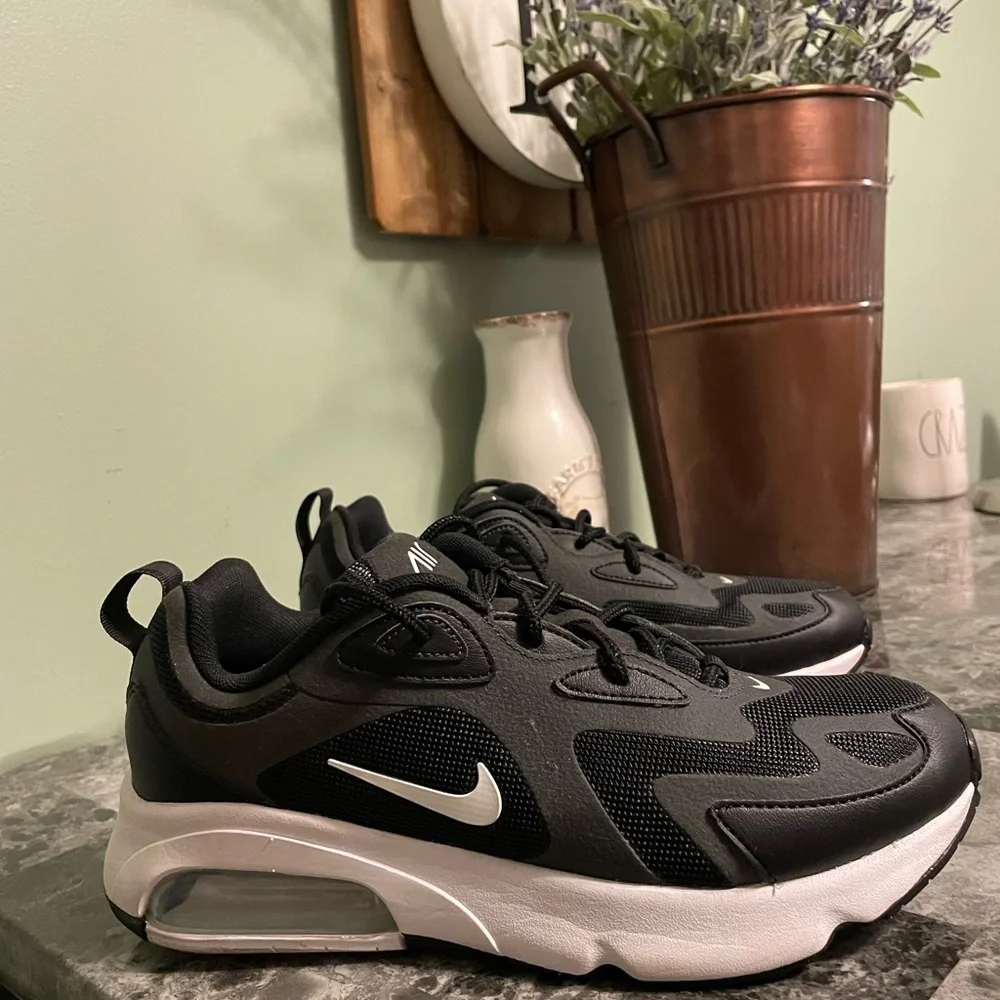 Black and White Nike Air Max Women Size‎ 8.5